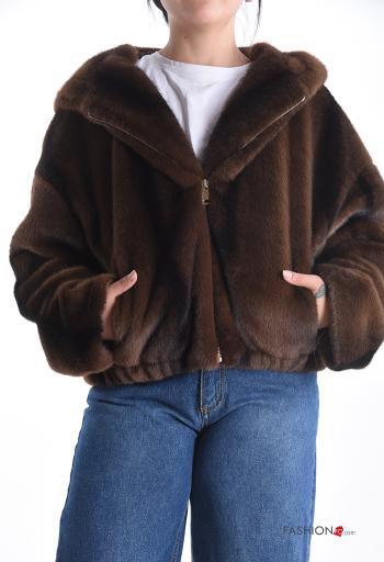 Casaco pelo sintético manga comprida com bolsos com capuz com forro