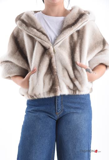 Casaco pelo sintético manga três quartos com forro com bolsos com capuz com fecho