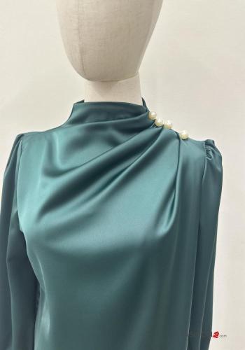 Blouse satin manches longues à col roulé avec des perles à boutons - ph 2