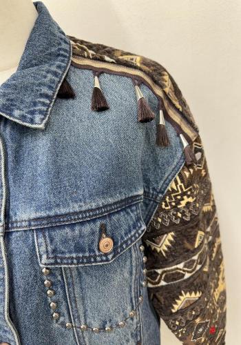 Besticktes Muster Denim Jacke aus Baumwolle mit Knöpfen mit Fransen mit Nieten mit Taschen - ph 3