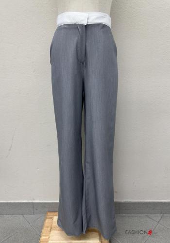 Trousers with pockets with zip