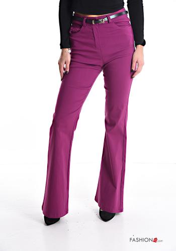 Pantalones acampanados con cinturón con bolsillos