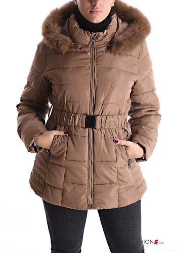 Piumino con cintura con cappuccio con zip con tasche - ph 1
