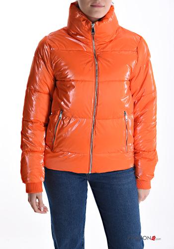 Piumino con tasche a collo alto con zip