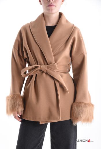 Manteau fourrure synthétique courte avec ceinture avec poches