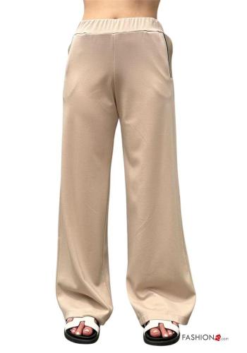 Trousers with pockets with elastic