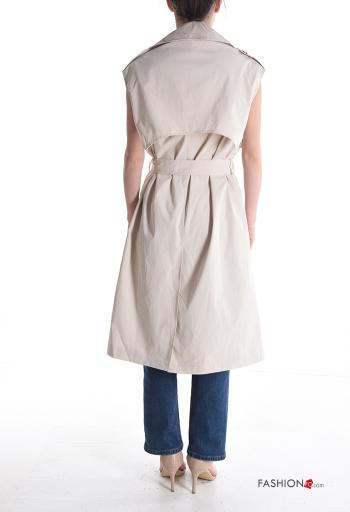 Trench con fibbia senza maniche con fodera con cintura con tasche - ph 2