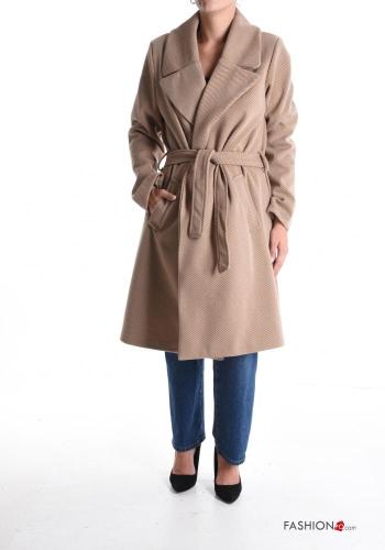 Coat with lining with fabric belt with pockets