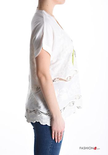 T-shirt in Cotone Fantasia ricamata scollo a V - ph 3