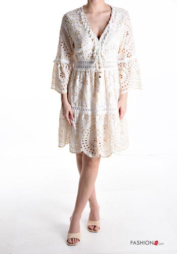 Besticktes Muster knielanger Kleid aus Baumwolle mit Volants englische stickerei mit V-Ausschnitt - ph 1