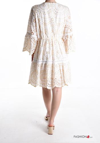 Besticktes Muster knielanger Kleid aus Baumwolle mit Volants englische stickerei mit V-Ausschnitt - ph 2