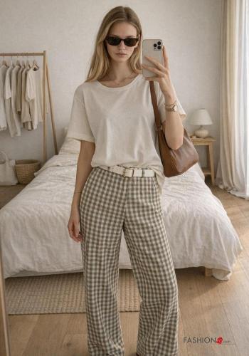 Trousers with belt with pockets