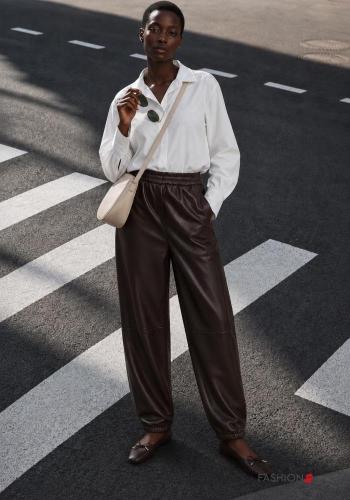 Trousers with belt with pockets