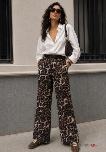 Trousers with belt with pockets