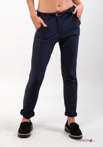 Calças às riscas com cinto