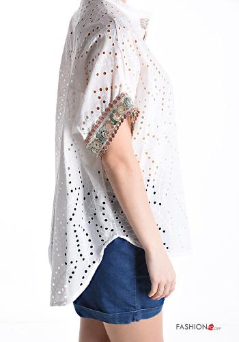 Camicia in Cotone maniche corte Fantasia ricamata con bottoni in pizzo sangallo - ph 3