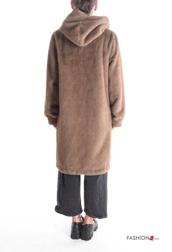 Cappotto pelliccia sintetica maniche lunghe senza fodera con tasche con cappuccio - ph 2