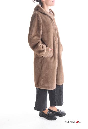 Cappotto pelliccia sintetica maniche lunghe senza fodera con tasche con cappuccio - ph 3