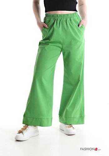 Trousers with pockets with elastic