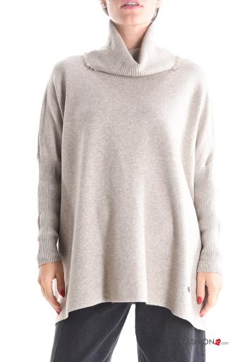 Maglione oversize maniche lunghe a collo alto