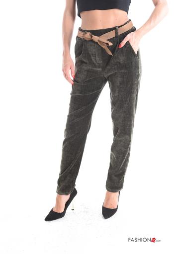 Pantalones con cinturón con bolsillos