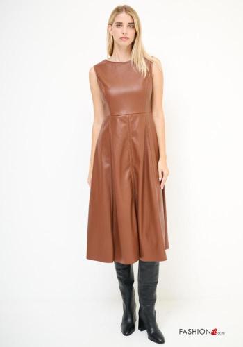 Vestido imitação de couro sem mangas gola redonda com fecho
