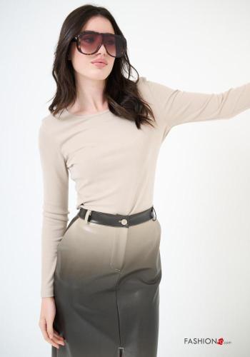 T-shirt scollato sulla schiena