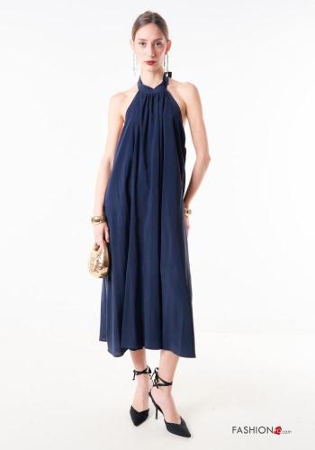 Abito senza maniche scollato sulla schiena