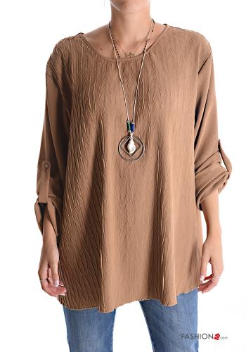 Blusa con collana maniche a tre quarti