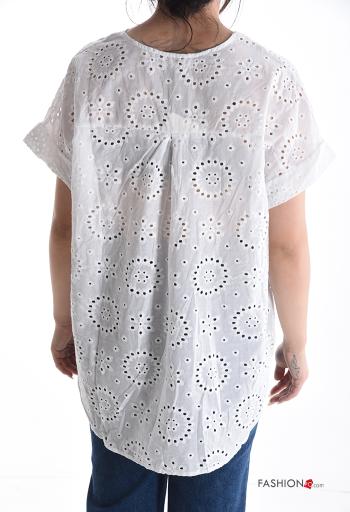 Blusa in Cotone maniche corte Fantasia ricamata scollo a V in pizzo sangallo - ph 2