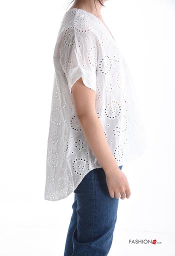Blusa in Cotone maniche corte Fantasia ricamata scollo a V in pizzo sangallo - ph 3