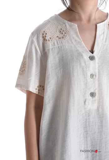 Blusa in Lino maniche corte Fantasia ricamata con bottoni scollo a V - ph 4