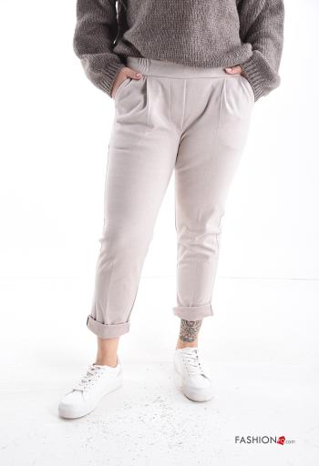 Trousers with pockets with elastic