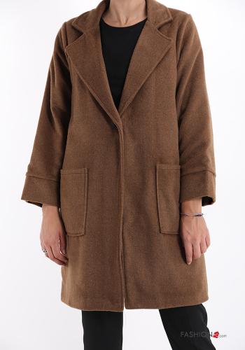Coat with buttons with pockets